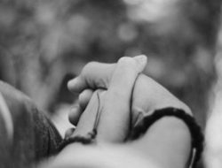 Penelitian: Menggenggam Tangan Pasangan Bisa Meredakan Pertengkaran