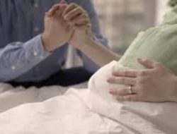 Ini Manfaat Luar Biasa Memegang Tangan Suami Saat Istri Melahirkan