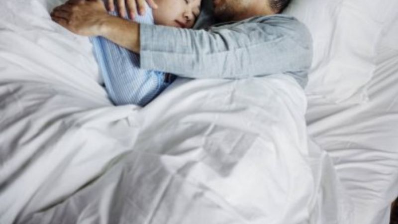 Manfaat Luar Biasa Memeluk Pasangan Ketika Tidur