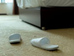 Ini Alasan Dianjurkan Selalu Pakai Sandal di Dalam Kamar Hotel yang Bersih