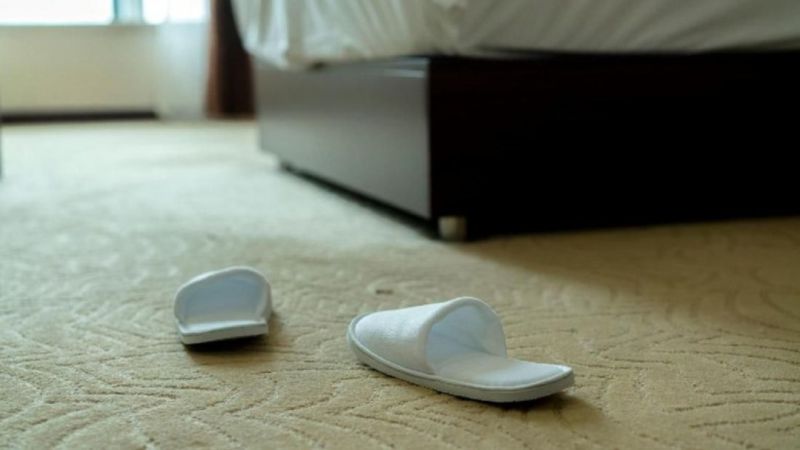 Ini Alasan Dianjurkan Selalu Pakai Sandal di Dalam Kamar Hotel yang Bersih
