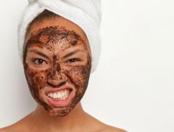 Iritasi Pakai Face Scrub Karena 5 Kesalahan Ini Sering Kamu Lakukan