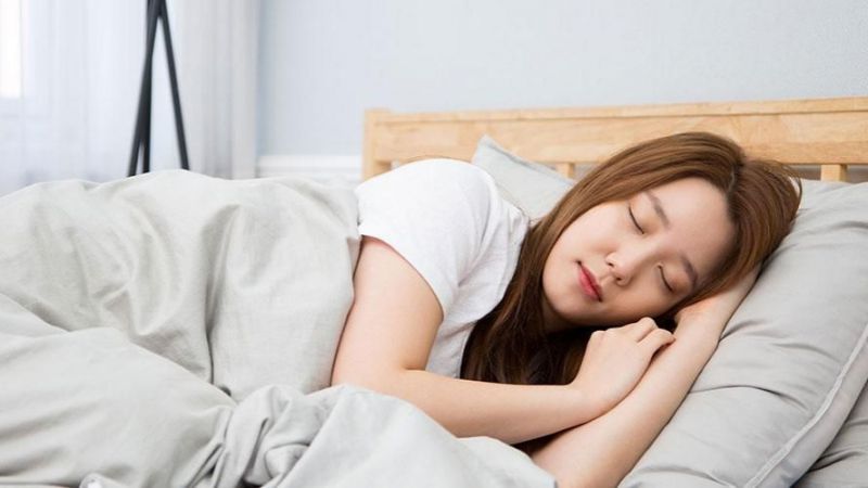 5 Tips Mudah Mencegah Penuaan Dini, Salah Satunya Posisi Tidur
