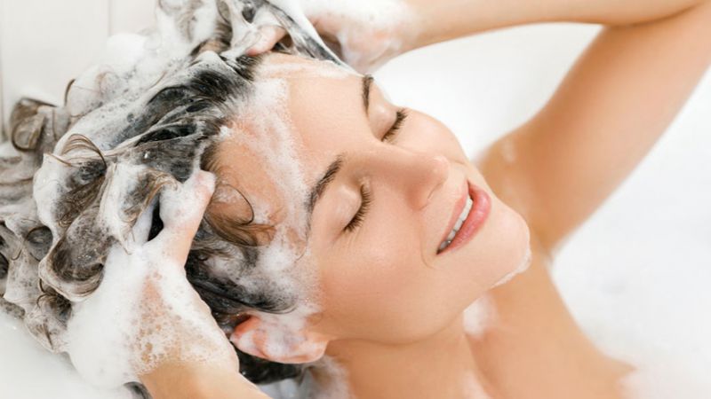 Hindari 6 Kesalahan Ini Saat Mencuci Rambut Agar Tidak Rusak