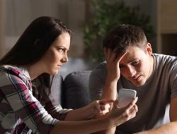 5 Tanda Suami Mengalami Puber Kedua dan Mulai Doyang Selingkuh