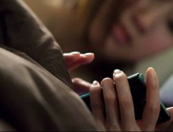 Sering Bermain HP Ternyata Berakibat Fatal, Ini 4 Dampak Buruknya