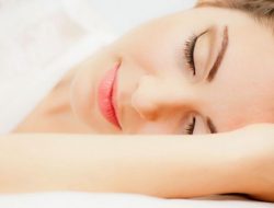 Sering Diabaikan, Tidur Pakai Make Up Bisa Menimbulkan Masalah Kulit yang Serius