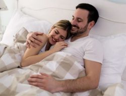 Suami-Istri Harus Tahu, Ini Manfaat Pelukan Sebelum Tidur