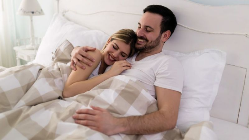 Suami-Istri Harus Tahu, Ini Manfaat Pelukan Sebelum Tidur
