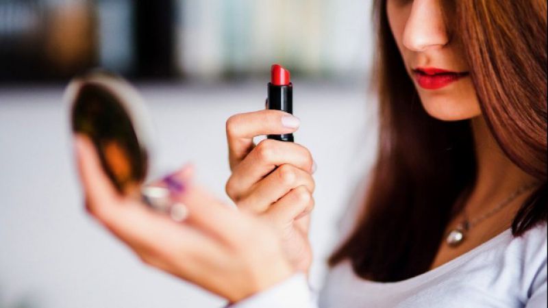 Bukan Sekedar Ingin Tampil Cantik, Ini 4 Alasan Utama Wanita Pakai Lipstik