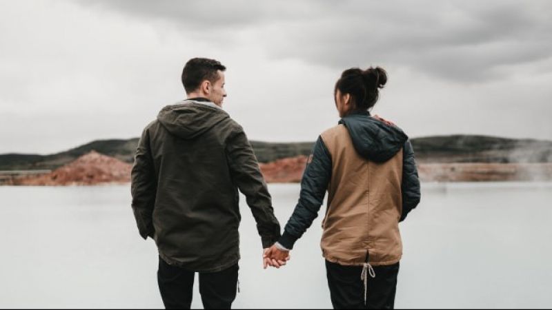 5 Cara Membahagiakan Pasangan Ini Sering Dilakukan, Padahal Salah dan Bikin Sakit Hati