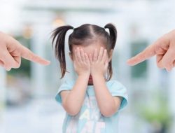 3 Hal Buruk yang Akan Dialami Anak Jika Dimarahi Orang Tua di Tempat Umum