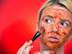5 Manfaat Masker Tomat Bagi Kulit Wajah, Bisa Mencegah Penuaan Dini
