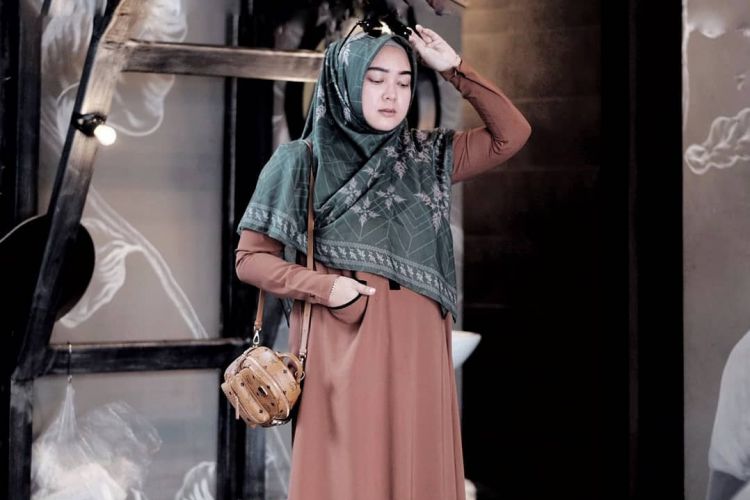 Tampil Cantik Dengan Hijab Menutup Dada, Gaya Jilbab Suci Utami Ini Bisa Jadi Inspirasi
