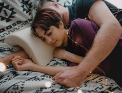 Rugi Jika Suami Tidak Memeluk Istri Setiap Hari Ketika Tidur, Ini 7 Manfaatnya