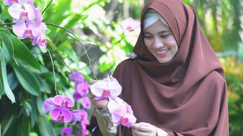 Fakta Wanita Shalehah, Meskipun Tubuhnya Tertutup Hijab, Ia Tetap Menjadi Idaman Semua Lelaki