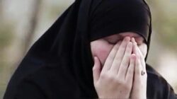 Tips Tampil Keren Dengan Kemeja Flanel Kotak-kotak Buat Muslimah