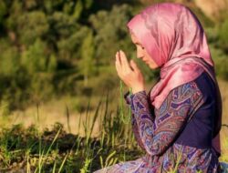 Wanita Yang Pandai Menjaga Aurat Adalah Wanita Yang Berusaha Taat Meski Hatinya Masih Berkarat