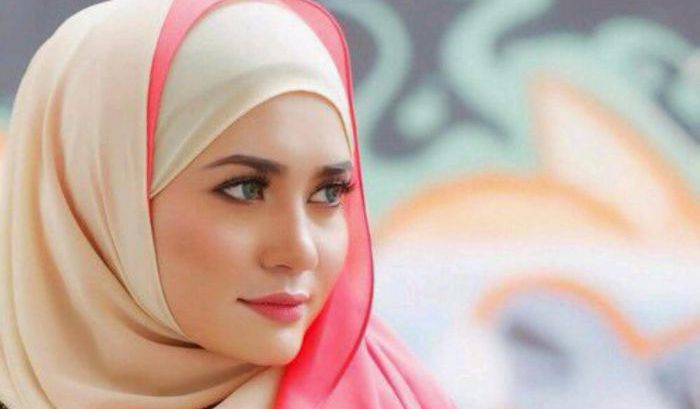Hijab Itu Syari’at, Bukan Hanya Trend Sesaat. Maka Mantapkanlah Hati Untuk Tetap Istiqamah Mengenakannya