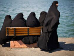Muslimah Sejati Harus Tahu Bahwa Mentaati Ketentuan Allah Adalah Tugasnya Sebagai Seorang Wanita