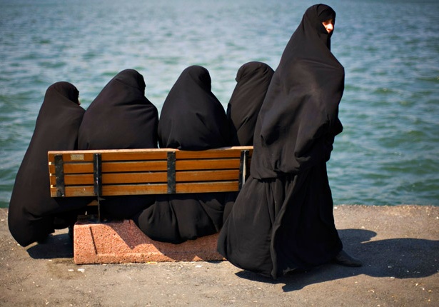 Muslimah Sejati Harus Tahu Bahwa Mentaati Ketentuan Allah Adalah Tugasnya Sebagai Seorang Wanita