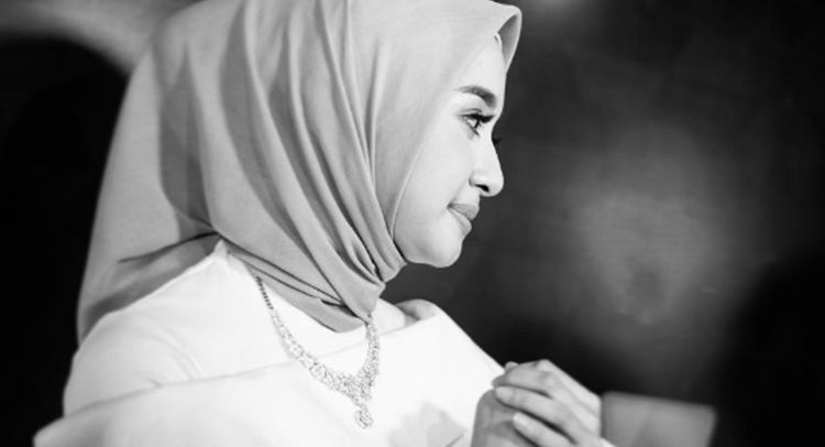 Muslimah Sejati Cemburu, Bukan Pada Dia Yang Lebih Cantik, Tapi Pada Dia Yang Menjadi Syurga Sebelum Syurga
