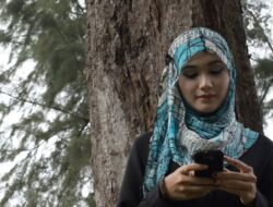 Muslimah Yang Tangguh Tidak Akan Menceritakan Masalahnya Kepada Dunia, Apalagi Pamer Di Media Sosial