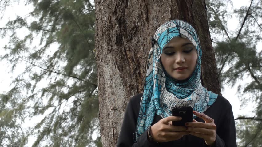 Muslimah Yang Tangguh Tidak Akan Menceritakan Masalahnya Kepada Dunia, Apalagi Pamer Di Media Sosial