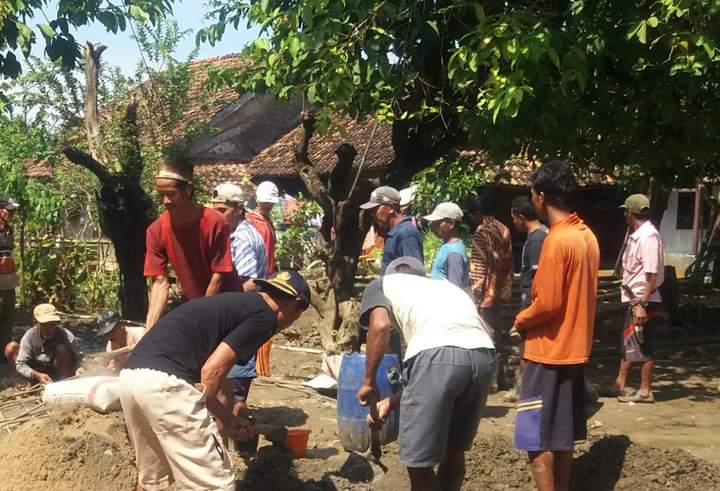 Masyarakat Rancapinang Perbaiki Jalan Rusak Terdampak Pembangunan JRSCA Ujung Kulon
