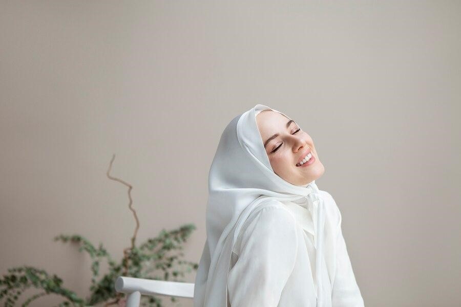 Inspirasi Warna Hijab Netral Cocok untuk Semua Outfit